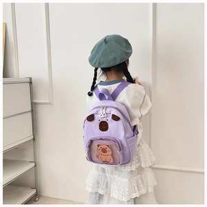 Dettaglio zaino viola per bambini con motivo Capybara, orecchie 3D e tasca a rete frontale