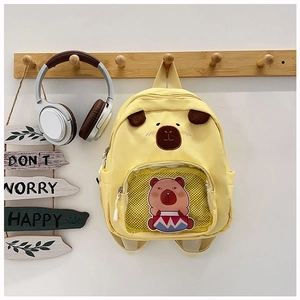 Dettaglio dello zaino giallo per bambini con orecchie da cane e tasca frontale in PVC