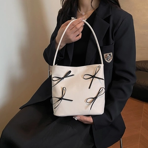 Damen Süße PU Leder Schultertasche Mit Schleifen Dekor Trendy Casual Unterachsel Handtasche Kleine Beuteltasche Alltags Accessoire
