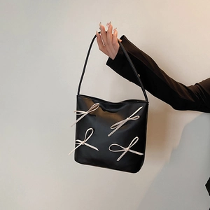 Schicke schwarze Beuteltasche mit süßen weißen 3D-Schleifen für einen trendigen Retro-Look