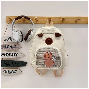 Dettaglio dello zaino capibara beige con orecchie di peluche e ricamo per bambini
