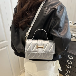 Petit sac à bandoulière matelassé argenté pour femme avec boucle en H dorée