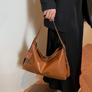 Minimalistische große braune matte Leder-Einkaufstasche mit kleiner Kettenanhänger-Tasche
