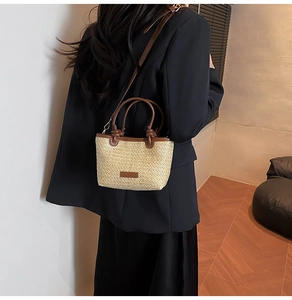 Mannequin portant un sac à main en paille tressée avec lanières en cuir marron