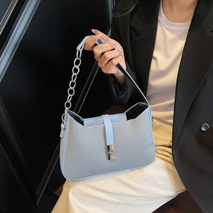 Bolso baguette de estilo francés en cuero azul claro y tela gris con cierre de metal