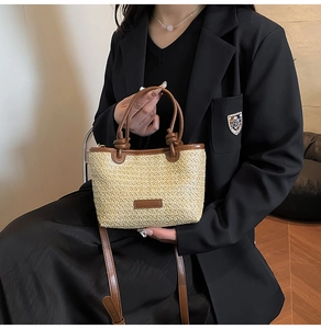 Détail du sac seau en paille avec bordure en cuir marron et poignée à nœud élégante