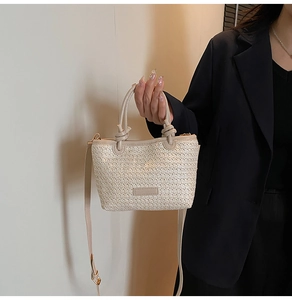 Détail du sac panier tissé à la main avec poignées à nœuds et bandoulière amovible