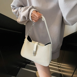 Bolso hobo tejido beige con cierre metálico plateado y correa de cadena de estilo francés