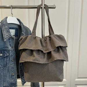 Minimalistische dunkelgraue Wildleder-Tragetasche mit eleganten doppelten Rüschenfalten