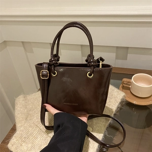 Borsa a secchiello minimalista testa di moro in pelle lucida con manico