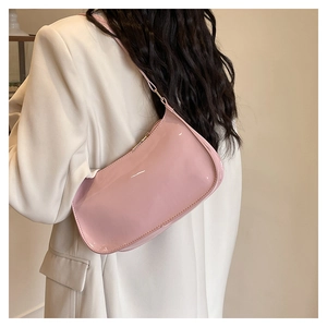 Détail du sac baguette en cuir verni rose clair avec une fermeture éclair métallique