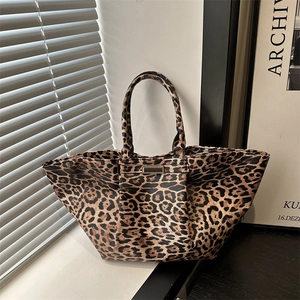 Women Leopard Print Large Capacity Tote Bag Fashion Urban Minimalist PU Leather Shoulder Bag Casual Commuter Bag With Metal Plate