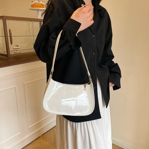 Sac sous le bras minimaliste en cuir verni blanc avec finition brillante et zip doré