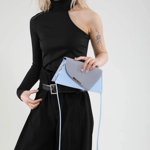 Sac bandoulière bleu clair style enveloppe avec texture grise et boucle dorée