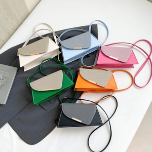 Sacs à bandoulière asymétriques chic en six couleurs avec rabat mat texturé