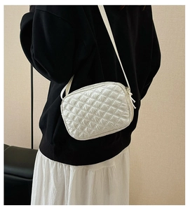 Vue détaillée du sac bandoulière matelassé blanc avec double fermeture éclair
