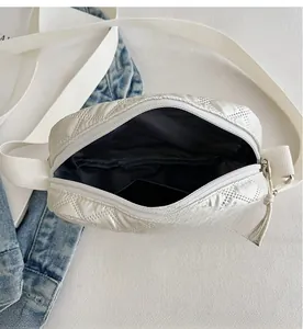 Vue intérieure du sac bandoulière blanc matelassé avec compartiments et doublure