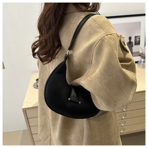 Minimalistische schwarze Halbmond-Schultertasche aus glattem Leder mit Metallschnalle