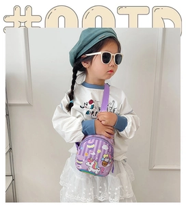 Detalle de bolso bandolera morado infantil con bonitos estampados de unicornio y arcoíris