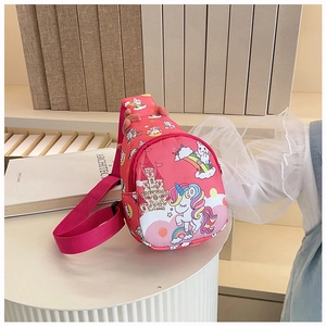 Detalle de bolso bandolera de unicornio rosa con correa ajustable y diseño de dibujos