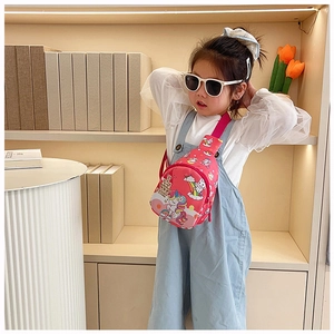 Bolso bandolera rosa para niña con estampado de unicornio en un entorno acogedor