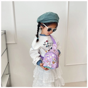 Detalle de riñonera morada infantil con estampado de unicornio y correa ajustable