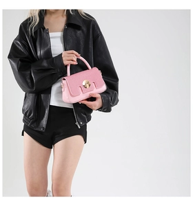 Détail du sac à main en cuir PU rose avec fermoir doré circulaire et poignée élégante