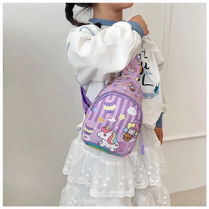 Detalle de correa púrpura ajustable y estampado de unicornio en bolso infantil