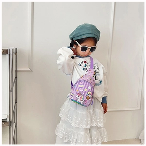 Niña pequeña con bolso bandolera morado de unicornio y gatito con correa ajustable