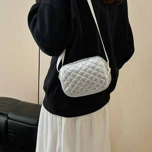 Sac bandoulière argenté matelassé avec motif losanges et bandoulière en tissu blanc