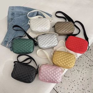 Sacs bandoulière matelassés en huit coloris avec de larges sangles réglables