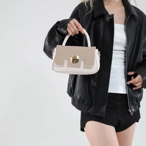 Sac à main rétro en cuir avec rabat tissé kaki et boucle métallique dorée chic