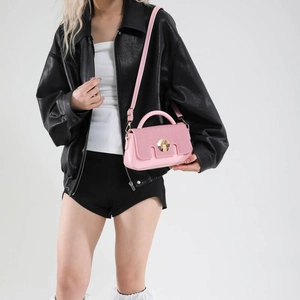 Sac bandoulière rose en cuir PU avec rabat texturé et fermoir doré rond pour femme