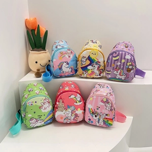 Set de bolsos bandolera de unicornio coloridos para niños en exhibición escalonada