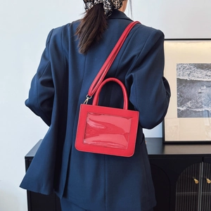 Petit sac carré rouge avec fenêtre transparente et bandoulière amovible à boucle dorée