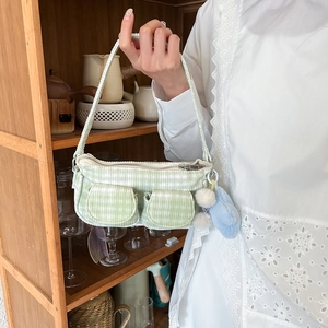 Elegante borsa sottobraccio a scacchi verdi con pompon, borsa alla moda per il pendolarismo