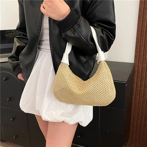 Minimalistische Stroh-Unterachseltasche mit weißem geknotetem Ledergriff für den Sommer-Look