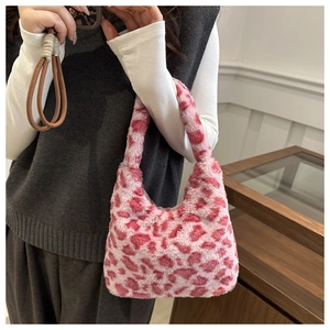 Rosa-weiße Leopardenmuster Plüschtasche kombiniert mit einer grauen Strickweste