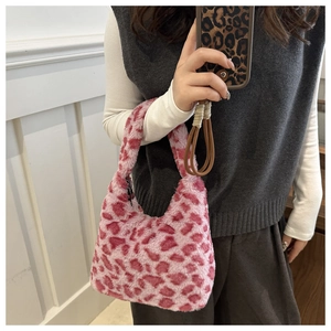 Sac à main en peluche rose à motif léopard porté, vue détaillée de la fausse fourrure