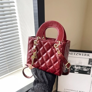 Piccola borsa quadrata trapuntata bordeaux con finitura lucida e ciondolo oro