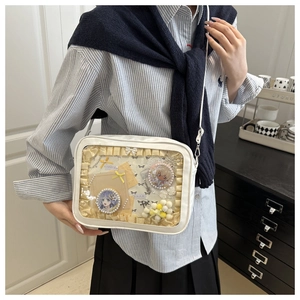 Detail der weißen Ita-Tasche mit Klarsichtfenster, Gurt und Anime-Badge-Display