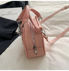 Dettaglio della borsa rosa in pelle PU con motivo a coccodrillo e dettagli argento