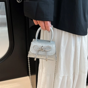 Mini sac à main argenté à paillettes avec nœud en strass et fine bandoulière chaîne