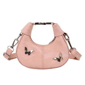 Sac à main demi-lune rose clair en cuir avec papillons argentés et bandoulière