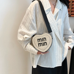 Fashionable heart-shaped woven straw crossbody bag with min min letter embroidery