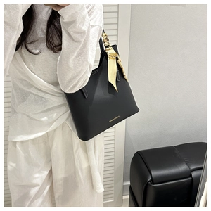 Vue détaillée du sac cabas noir avec lettrage doré et foulard en soie à motif vintage