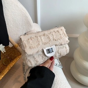 Sac bandoulière chic en tweed beige avec franges et bandoulière chaîne argentée
