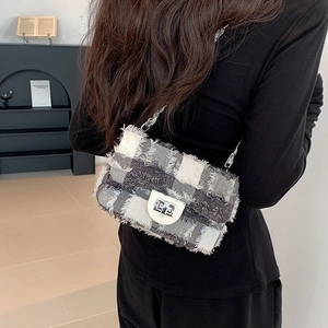 Sac bandoulière en tweed à carreaux avec bords effilochés et chaîne argentée