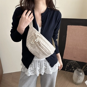 Sac de poitrine à carreaux beige style japonais avec zip triangle porté par mannequin