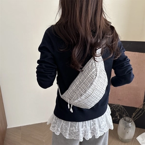 Sac de poitrine croissant à carreaux noir et blanc à la mode avec sangle réglable